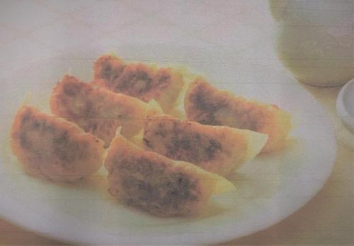 R7男性料理餃子