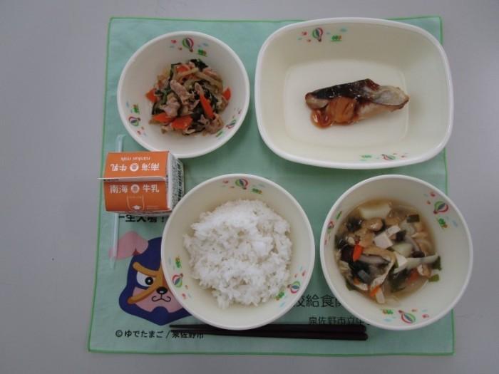 牛乳 生姜焼き丼 じゃがいものみそ汁 あじの甘酢あんかけ