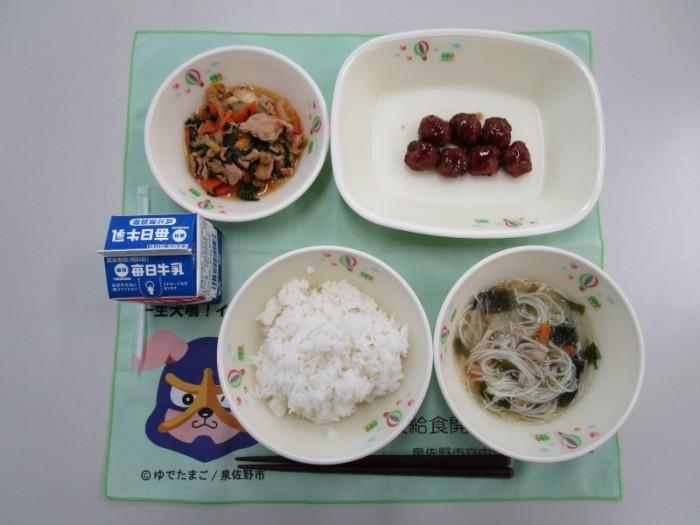 牛乳 ごはん 豚キムチ わかめスープ ミートボールの甘酢あんかけ