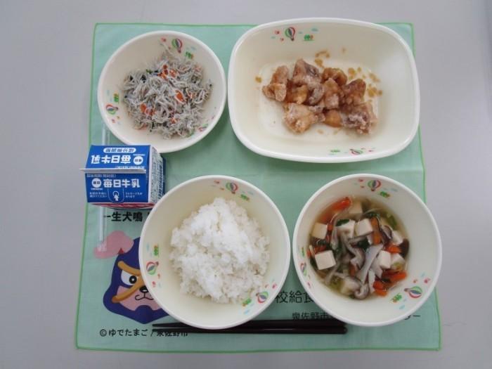 牛乳 しらす丼 けんちん汁 揚げ鶏の甘酢かけ