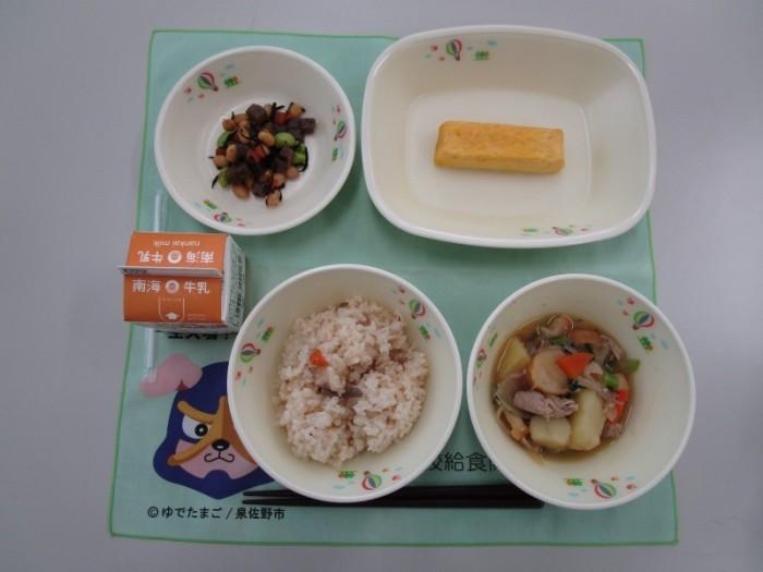 牛乳 五目釜めし 肉じゃが 出し巻き卵 五目豆