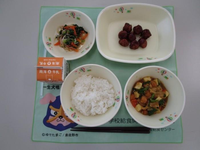 牛乳 ごはん カレー豆腐 ミートボールのケチャップあん ナムル