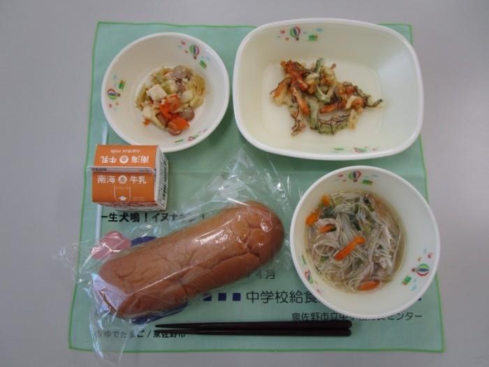 牛乳 黒糖パン 沖縄風汁ビーフン タマナー(キャベツ)チャンプル うちなー(沖縄)かき揚げ