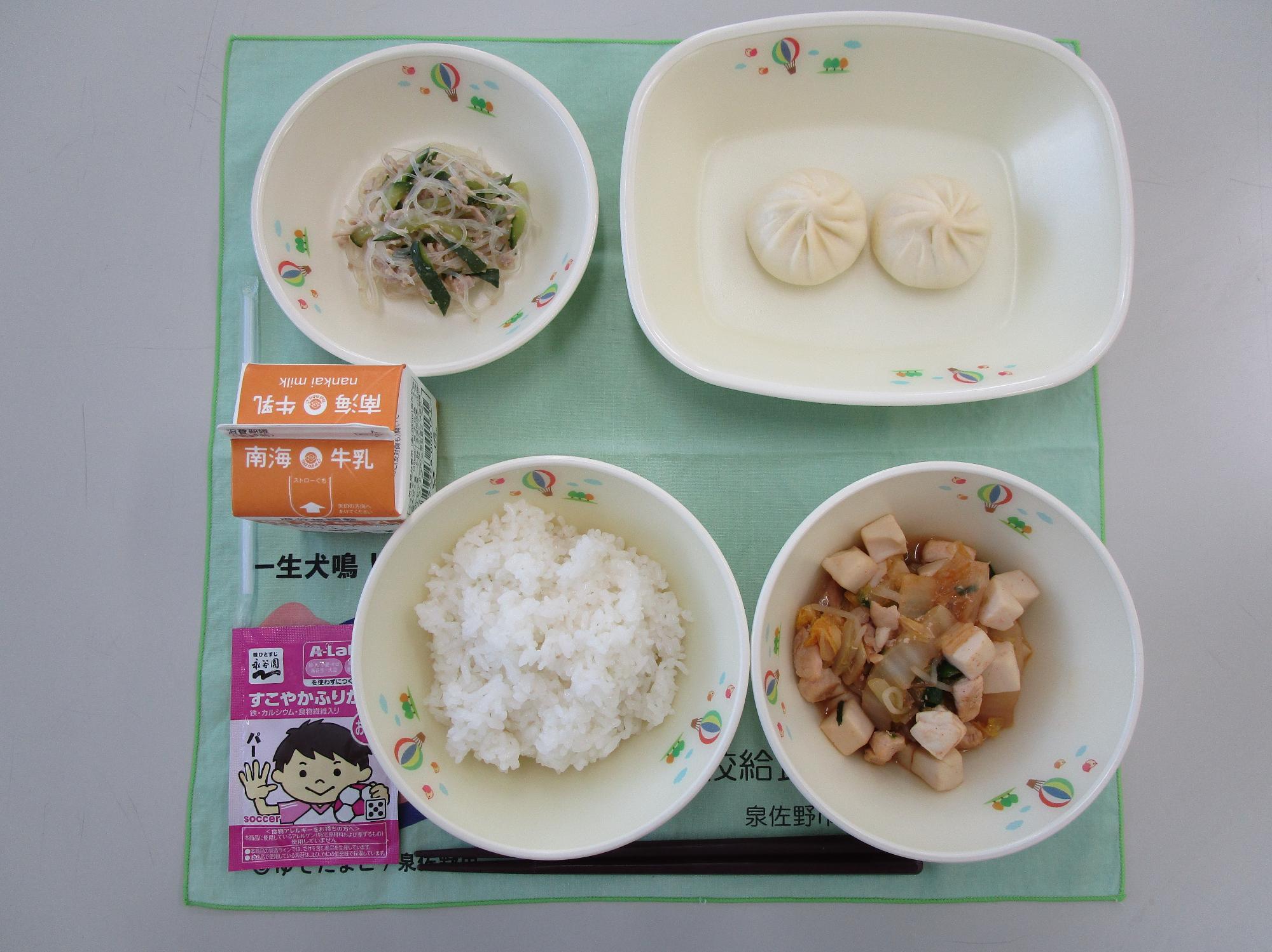 牛乳 ごはん・ふりかけ 豆腐チゲ ミニ肉まん 春雨サラダ