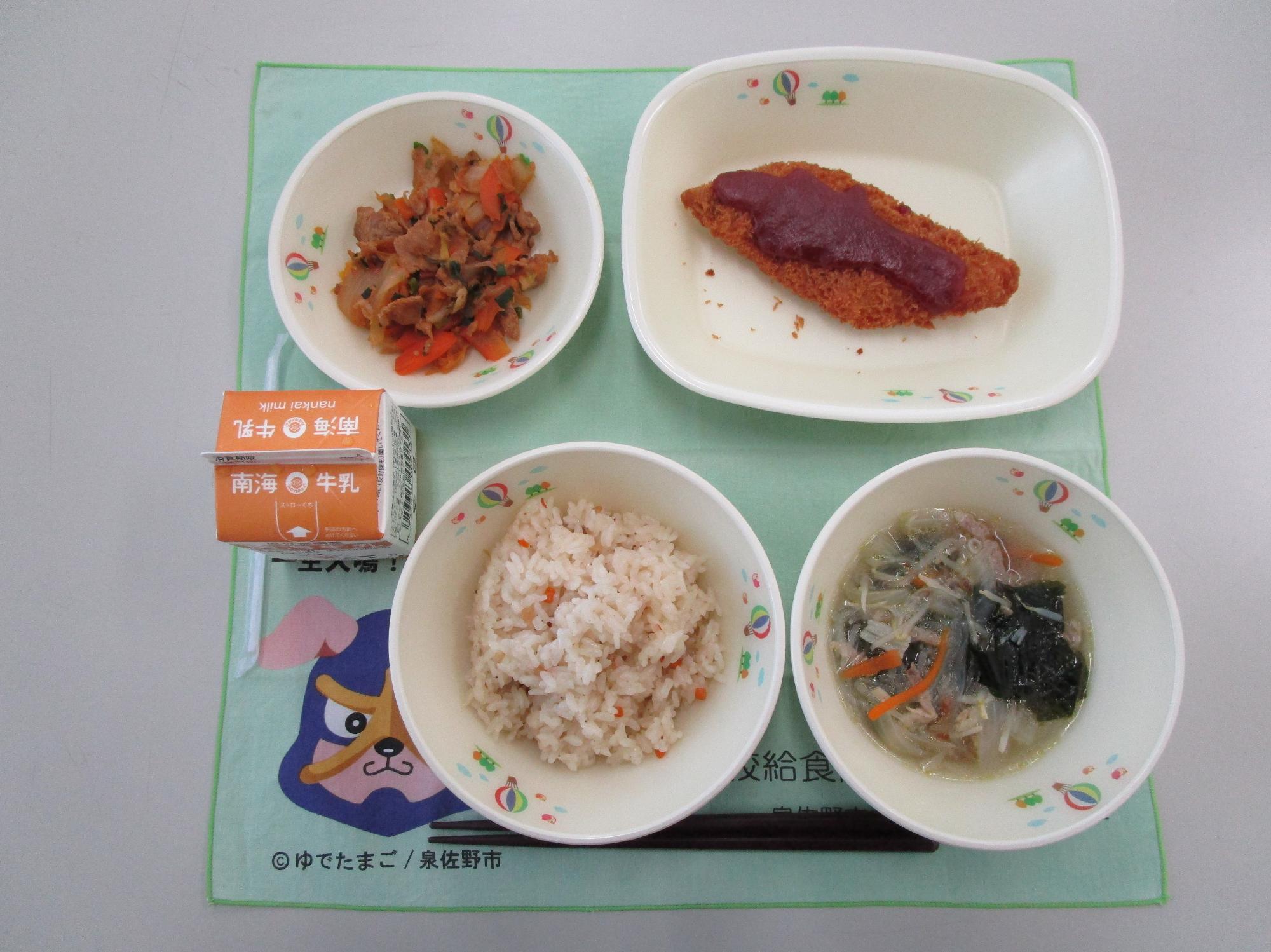 牛乳 炊き込みチャーハン 豚キムチ 春雨スープ 白身魚フライ