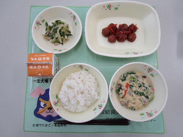 牛乳 ごはん 卵スープ ミートボールの酢豚風 中華サラダ