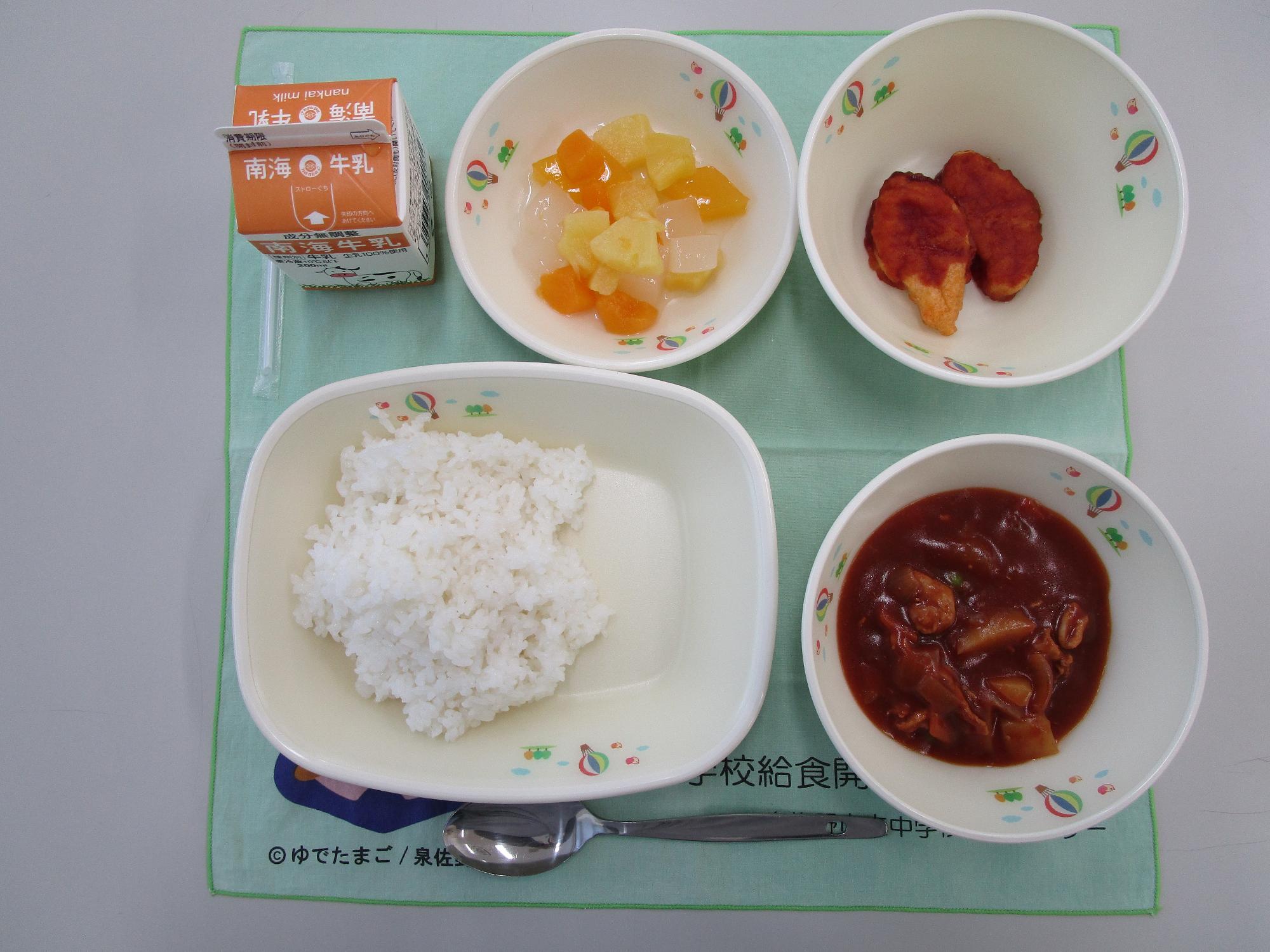 牛乳 ハヤシライス チキンナゲット フルーツポンチ