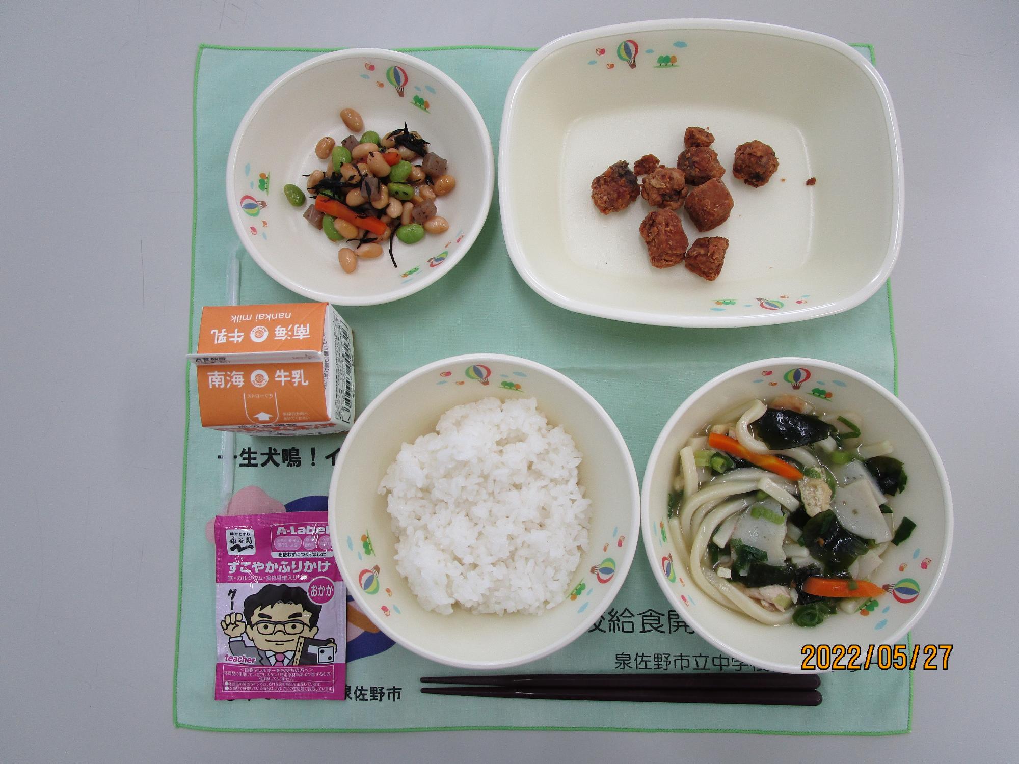 牛乳 ごはん・ふりかけ わかめうどん かつおのカレー竜田揚げ 五目豆