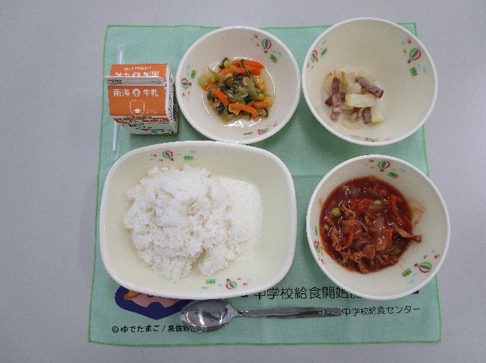 牛乳 ハッシュドポークライス ジャーマンポテト チンゲン菜とコーンの甘酢炒め