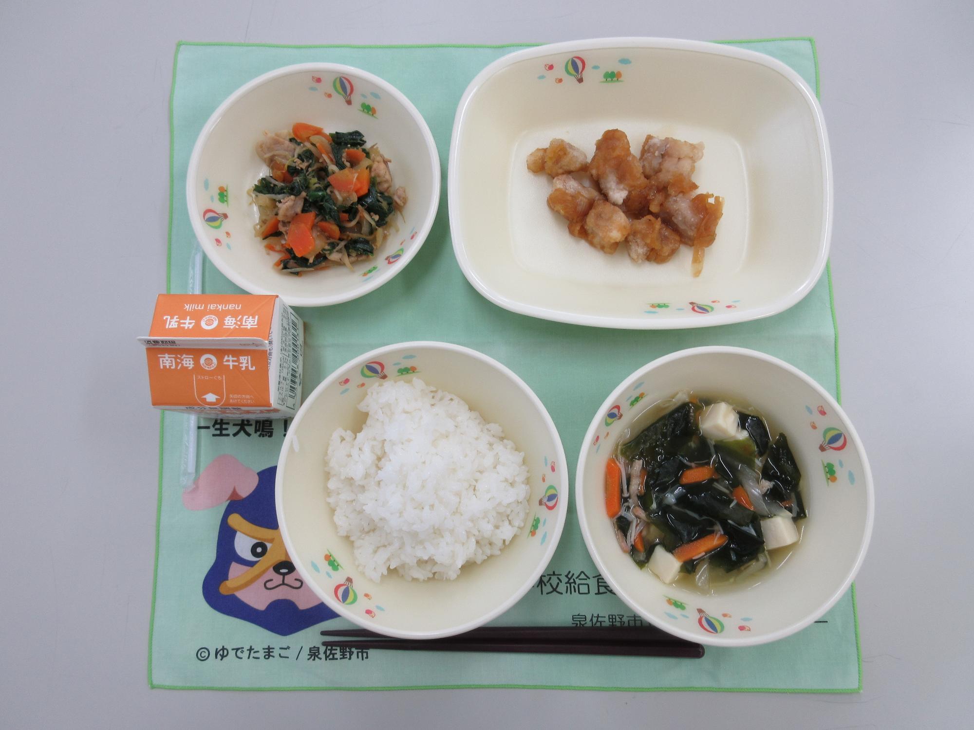 牛乳 ビビンバ丼 わかめスープ 揚げ鶏のねぎソースかけ