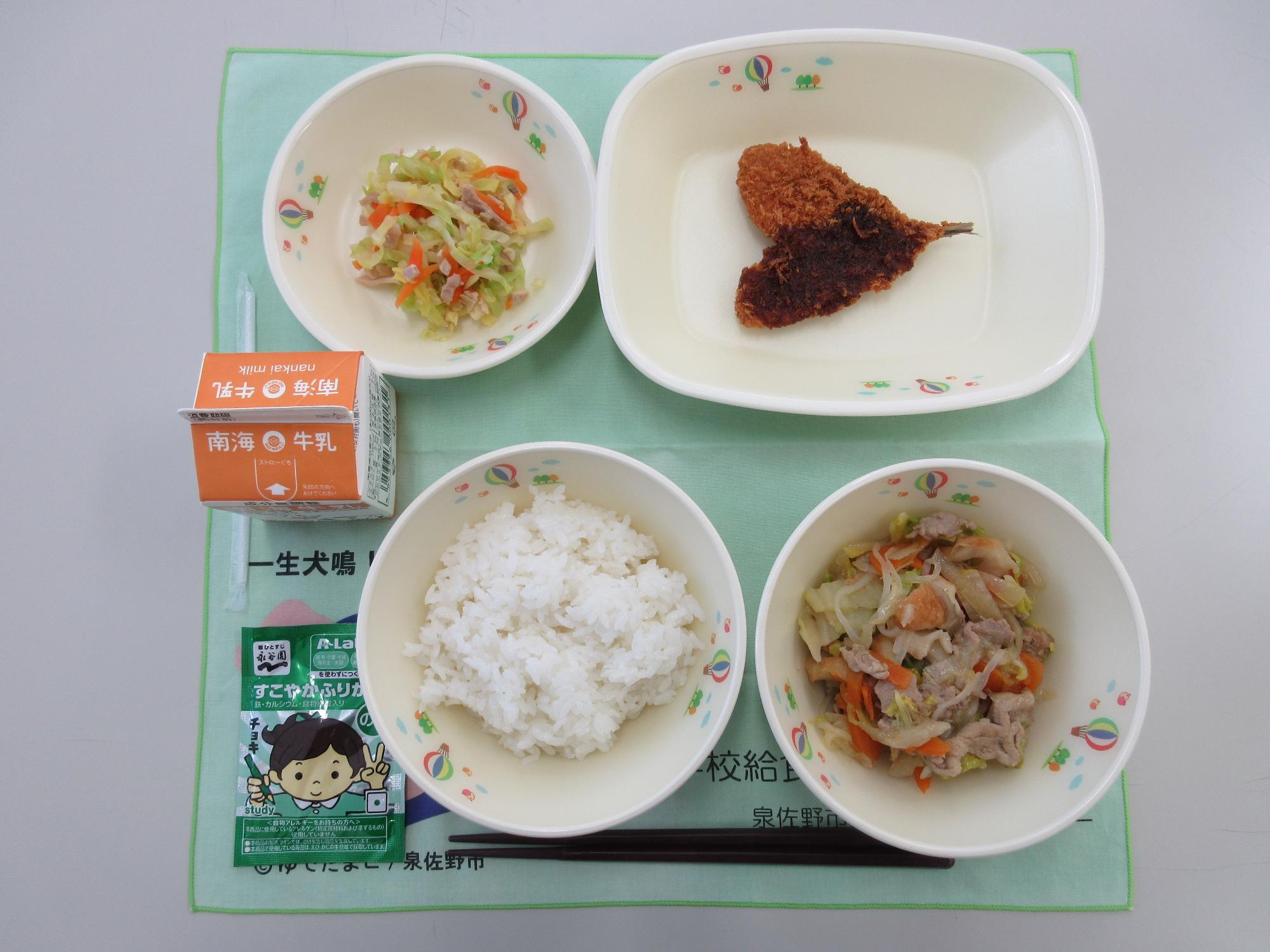 牛乳 ごはん・ふりかけ すき焼き風煮 開きあじのフライ キャベツの和え物