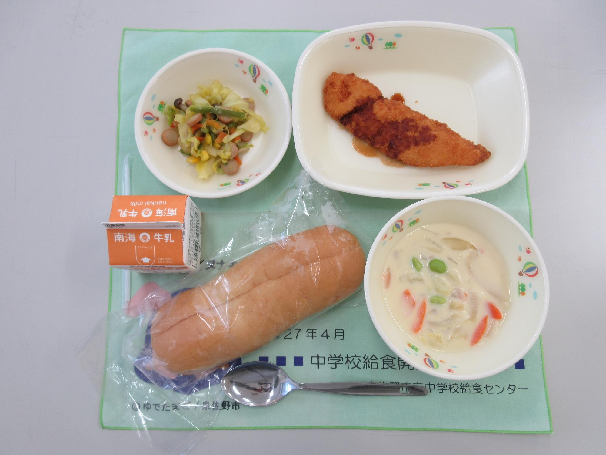 牛乳 ささみカツサンドパン ビーンズポタージュ カレーソテー
