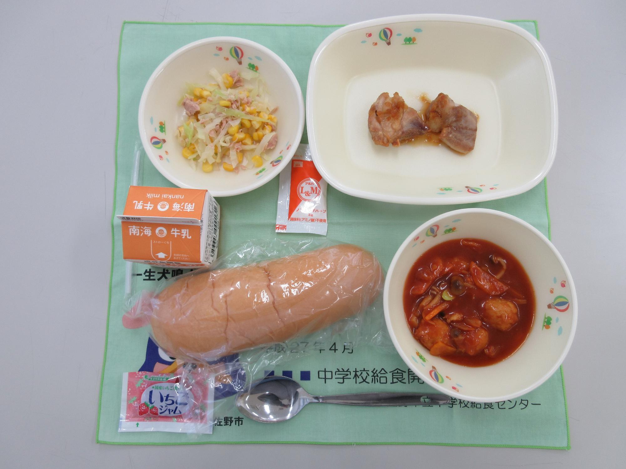 牛乳 コッペパン・いちごジャム ミートボールシチュー 鶏肉のバーベキューソースかけ ツナコーンサラダ