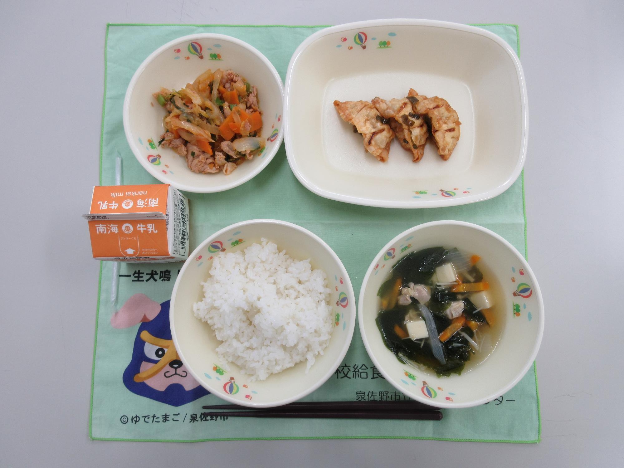 牛乳 豚キムチ丼 わかめスープ 揚げぎょうざ