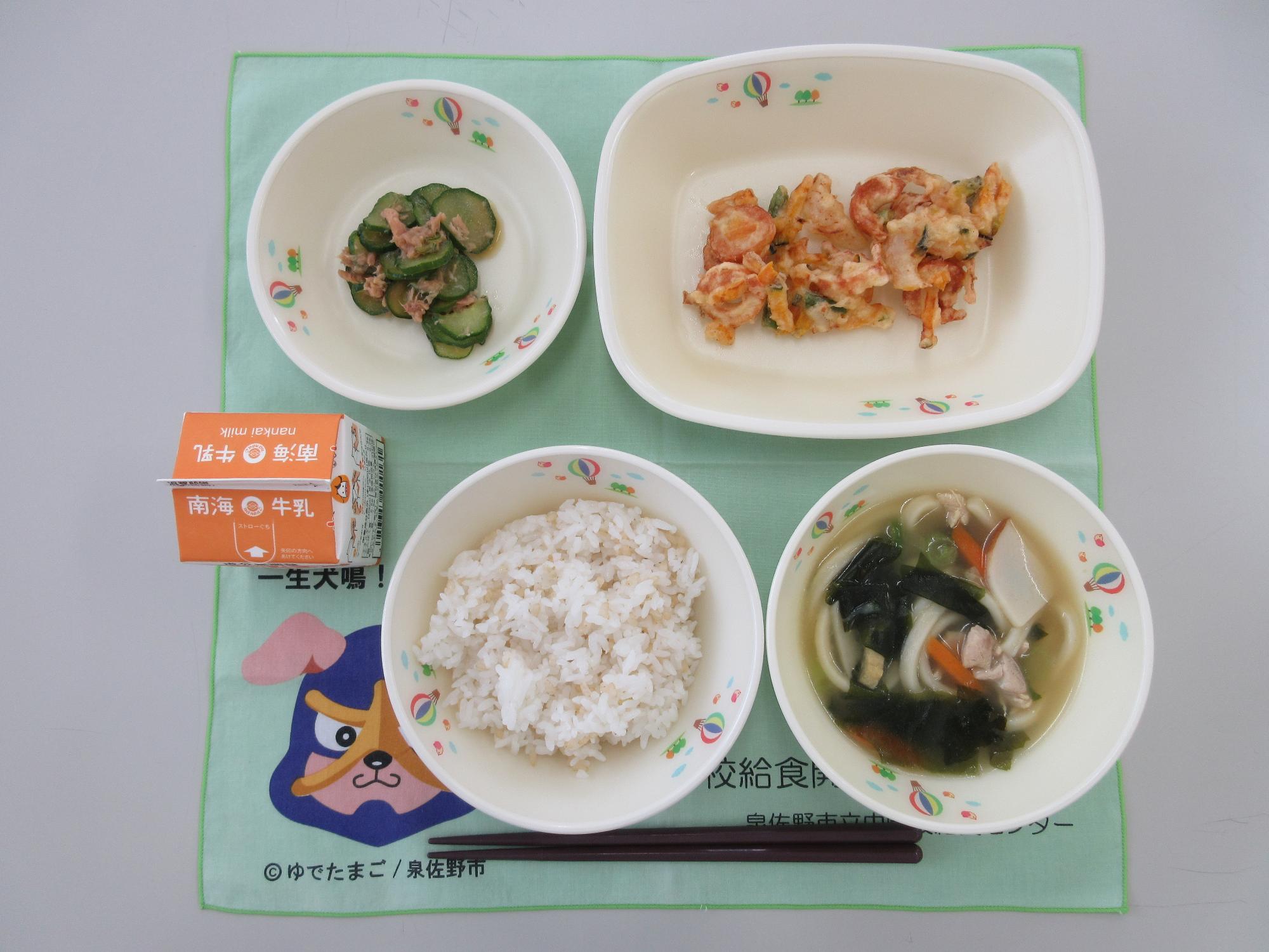 牛乳 玄米ごはん わかめうどん かき揚げ きゅうりとツナの生姜和え