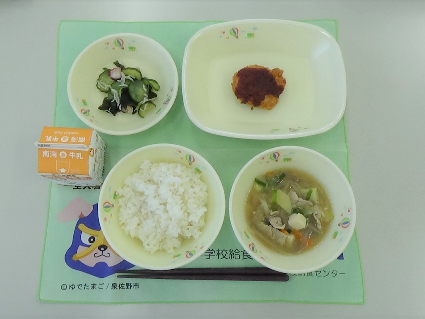 牛乳 玄米ごはん 豚汁 れんこんのはさみ揚げ たこときゅうりの酢の物