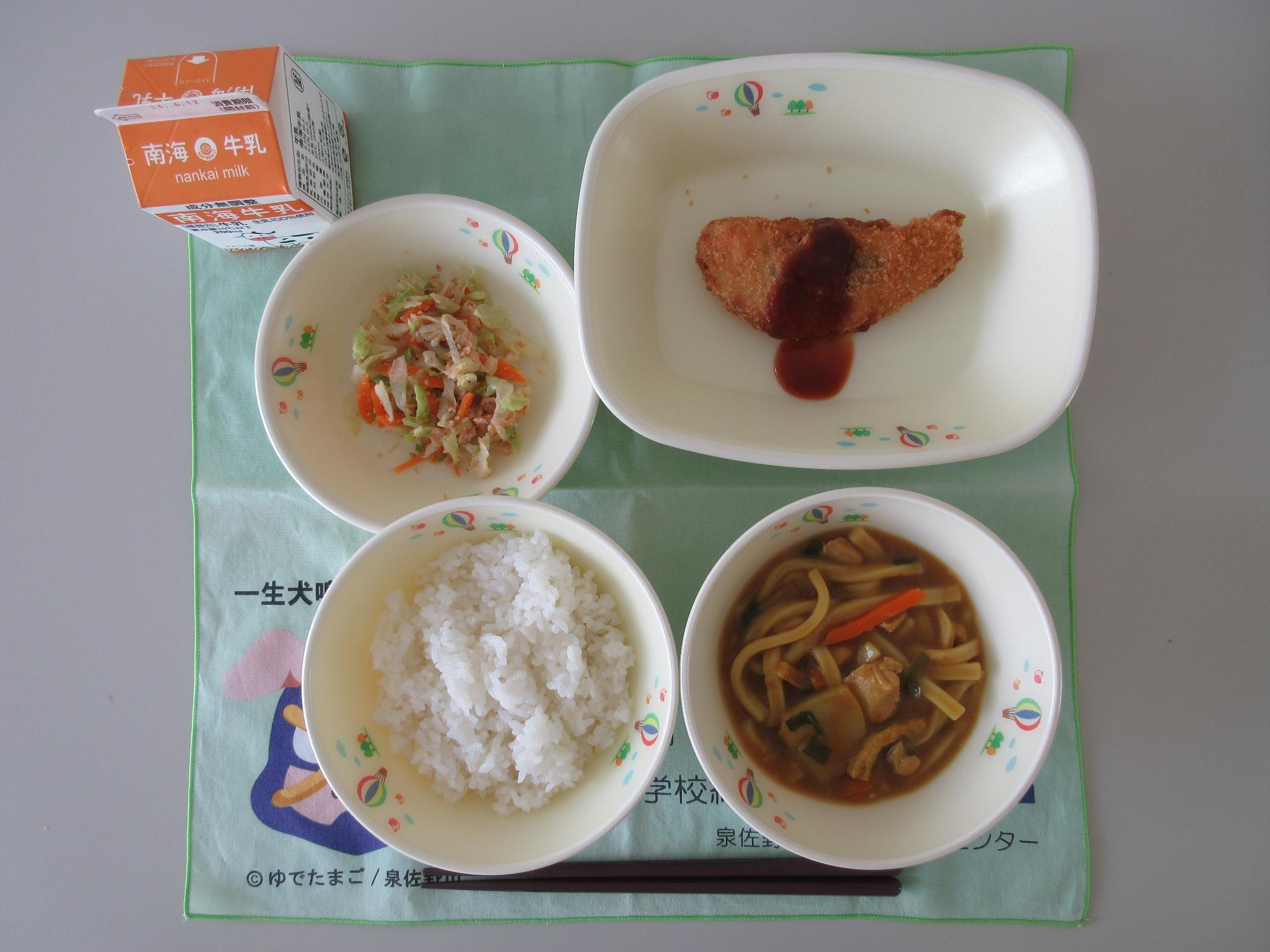 牛乳 ごはん カレーうどん ささみの大葉入りフライ キャベツのごま和え