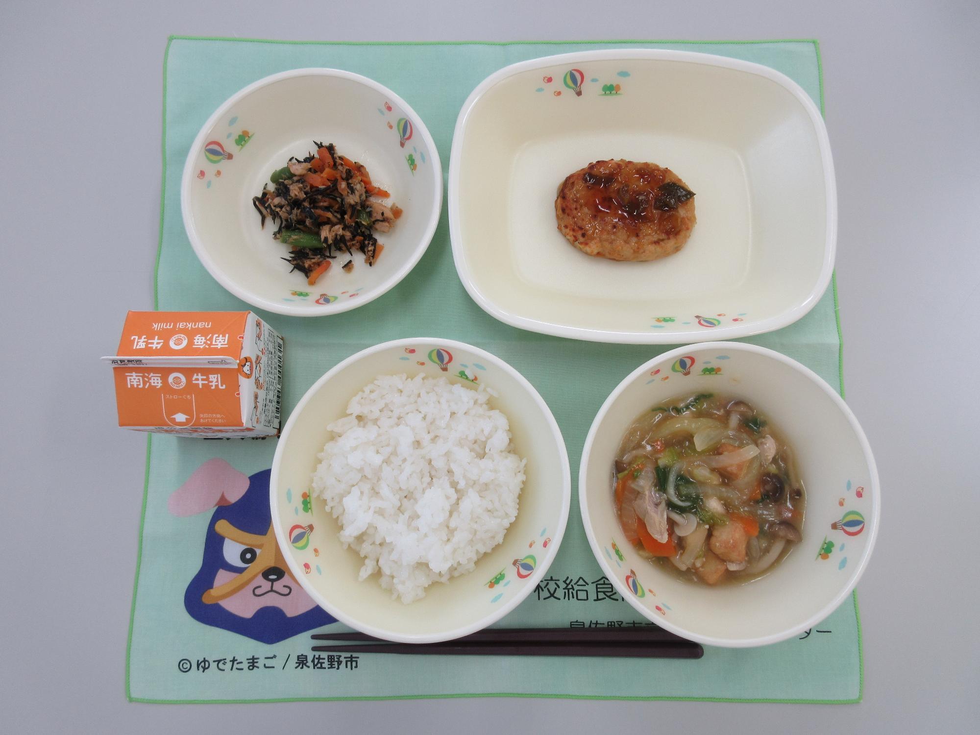 牛乳・和風丼・豆腐ハンバーグ・ツナとひじきの炒め物