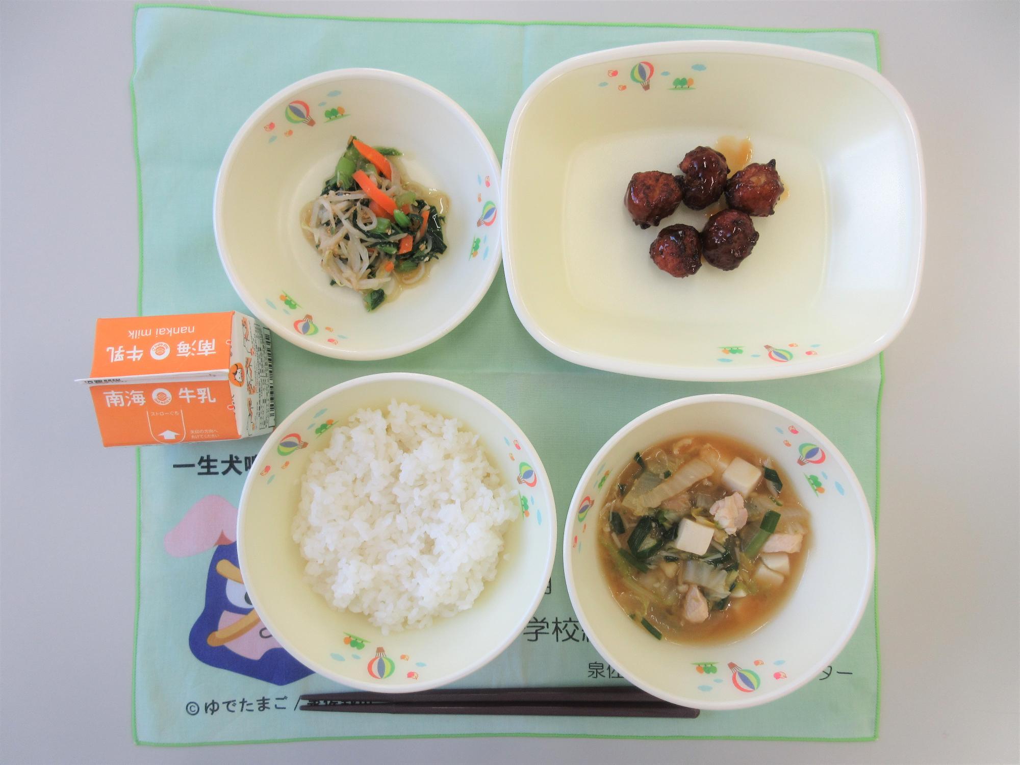 11月18日・牛乳・ごはん・豆腐とキムチのみそスープ・ミートボールの甘酢あん・ナムル