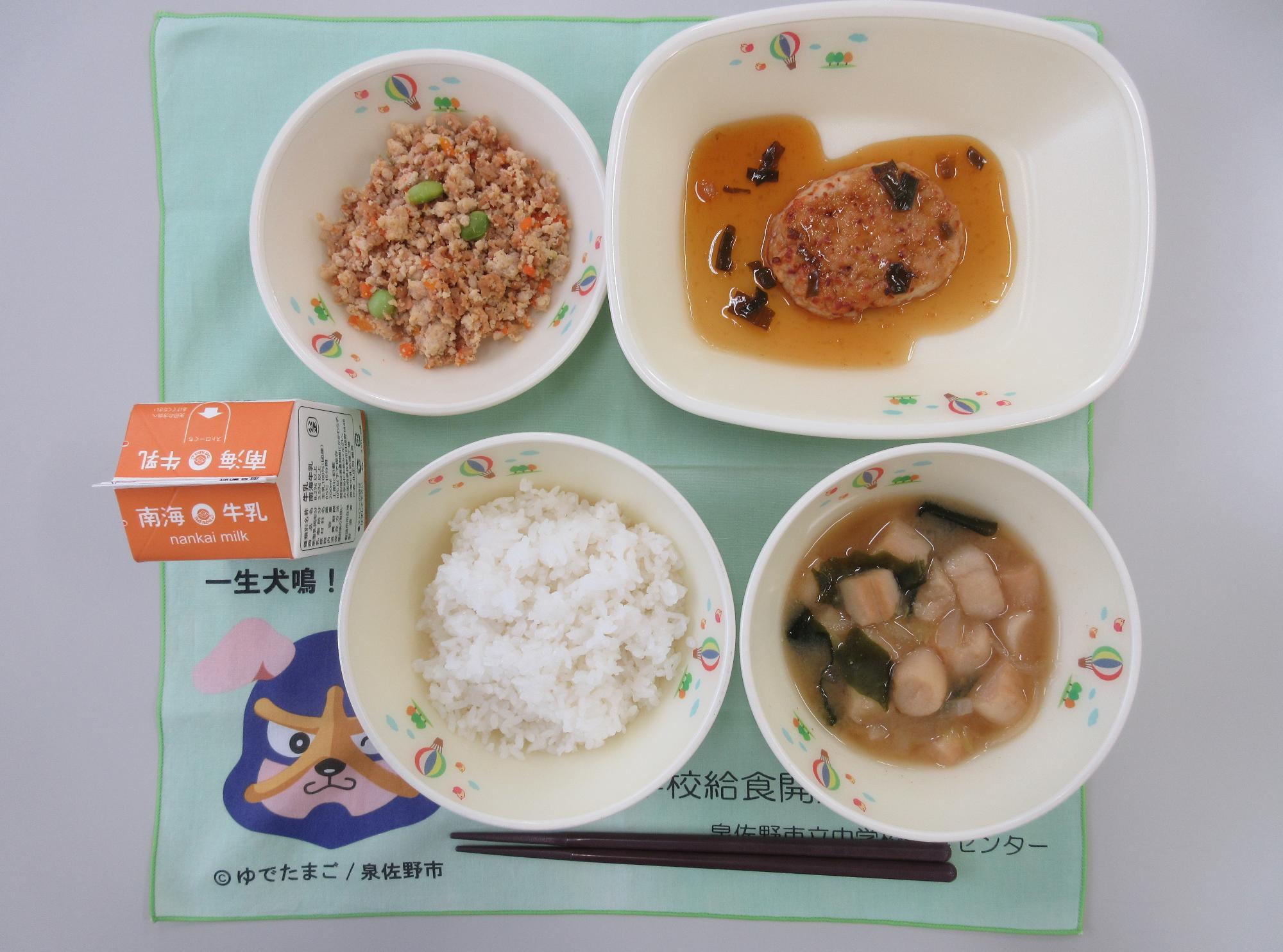 2月13日 牛乳 鶏そぼろごはん 麩のみそ汁 豆腐ハンバーグ