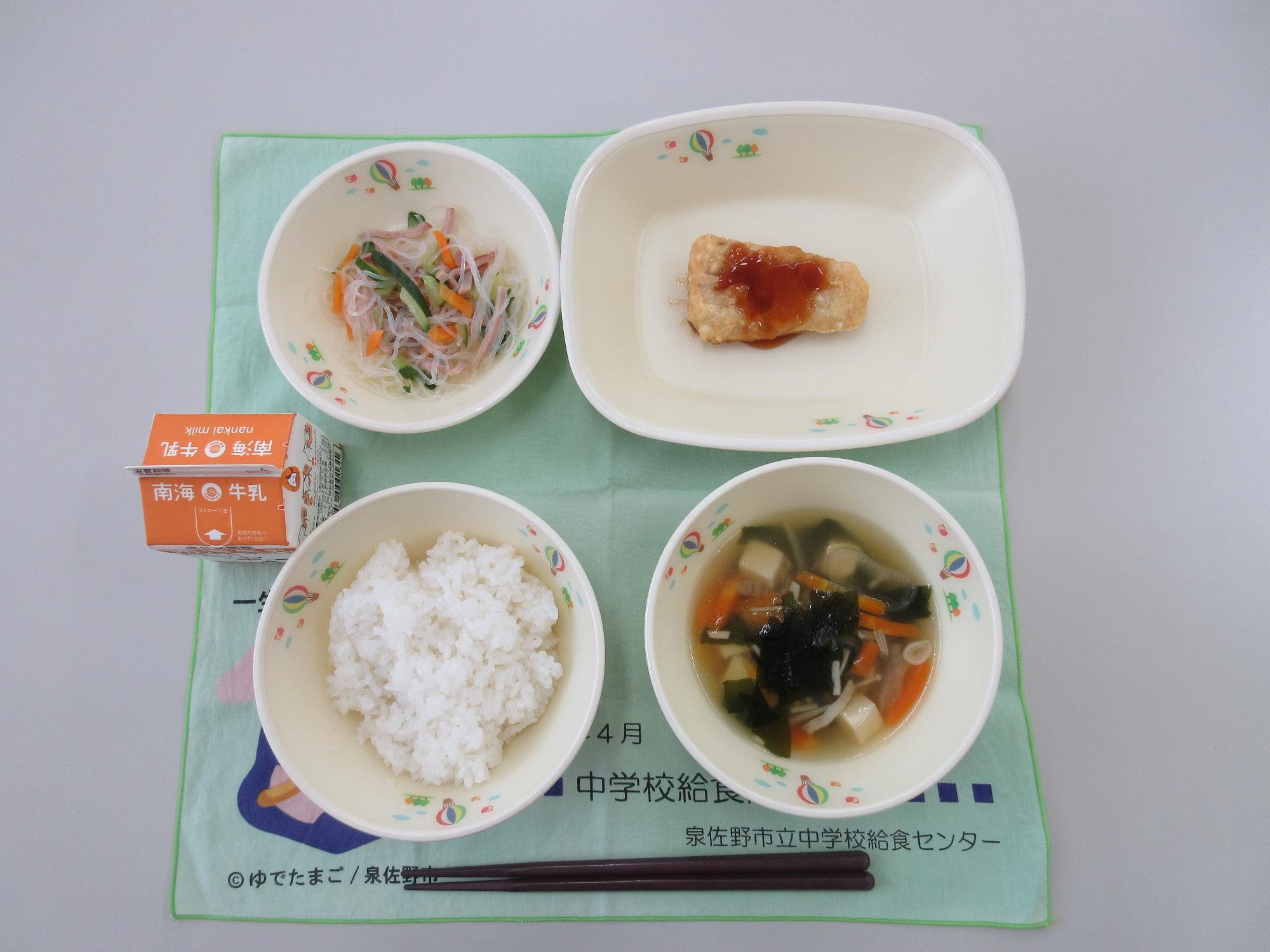 4月10日 牛乳 ごはん わかめスープ さわらの天ぷら甘酢あんかけ ハムと春雨のサラダ