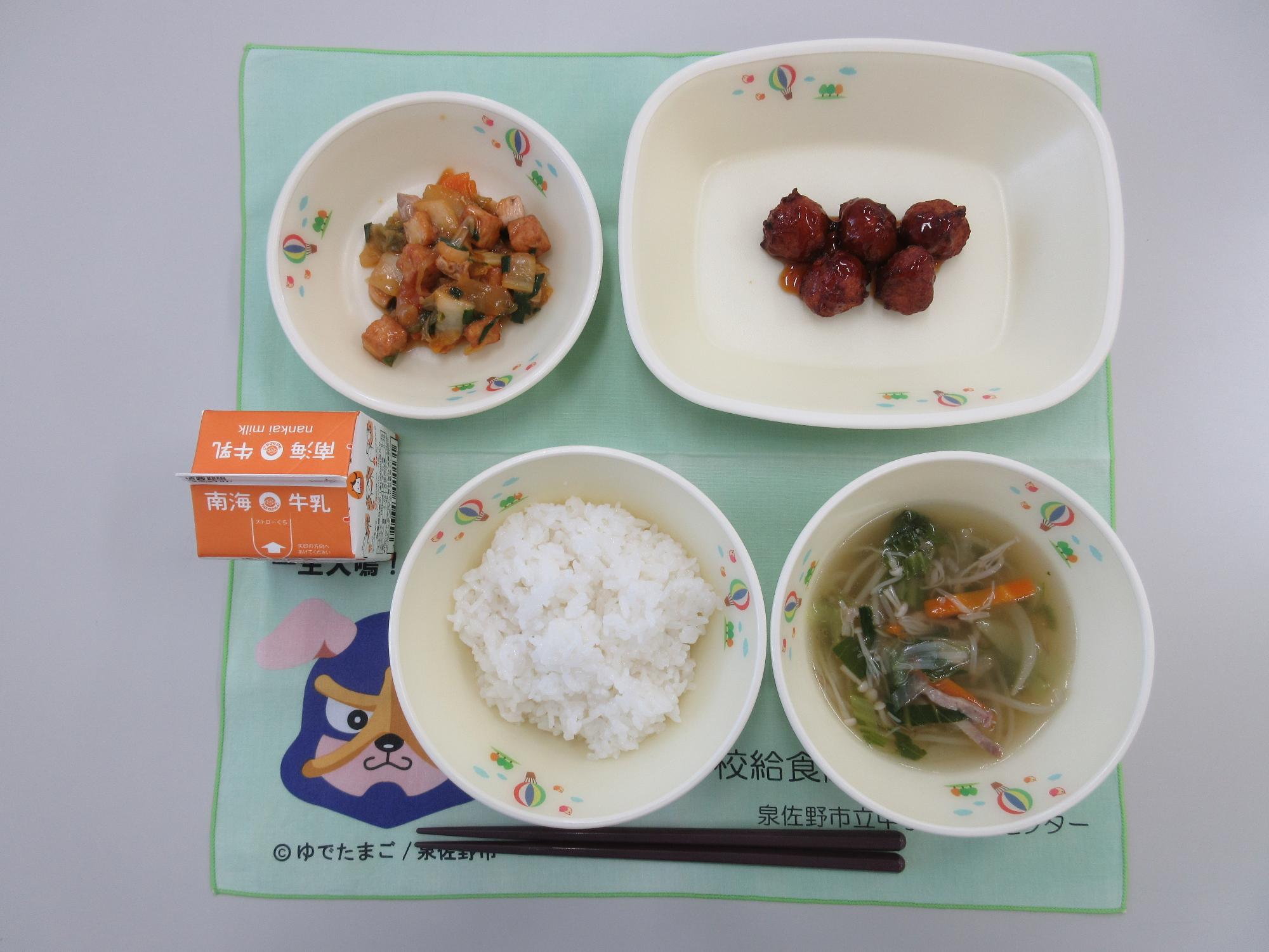 牛乳 ごはん 中華スープ ミートボールの甘酢あん 厚揚げとキムチの炒め物