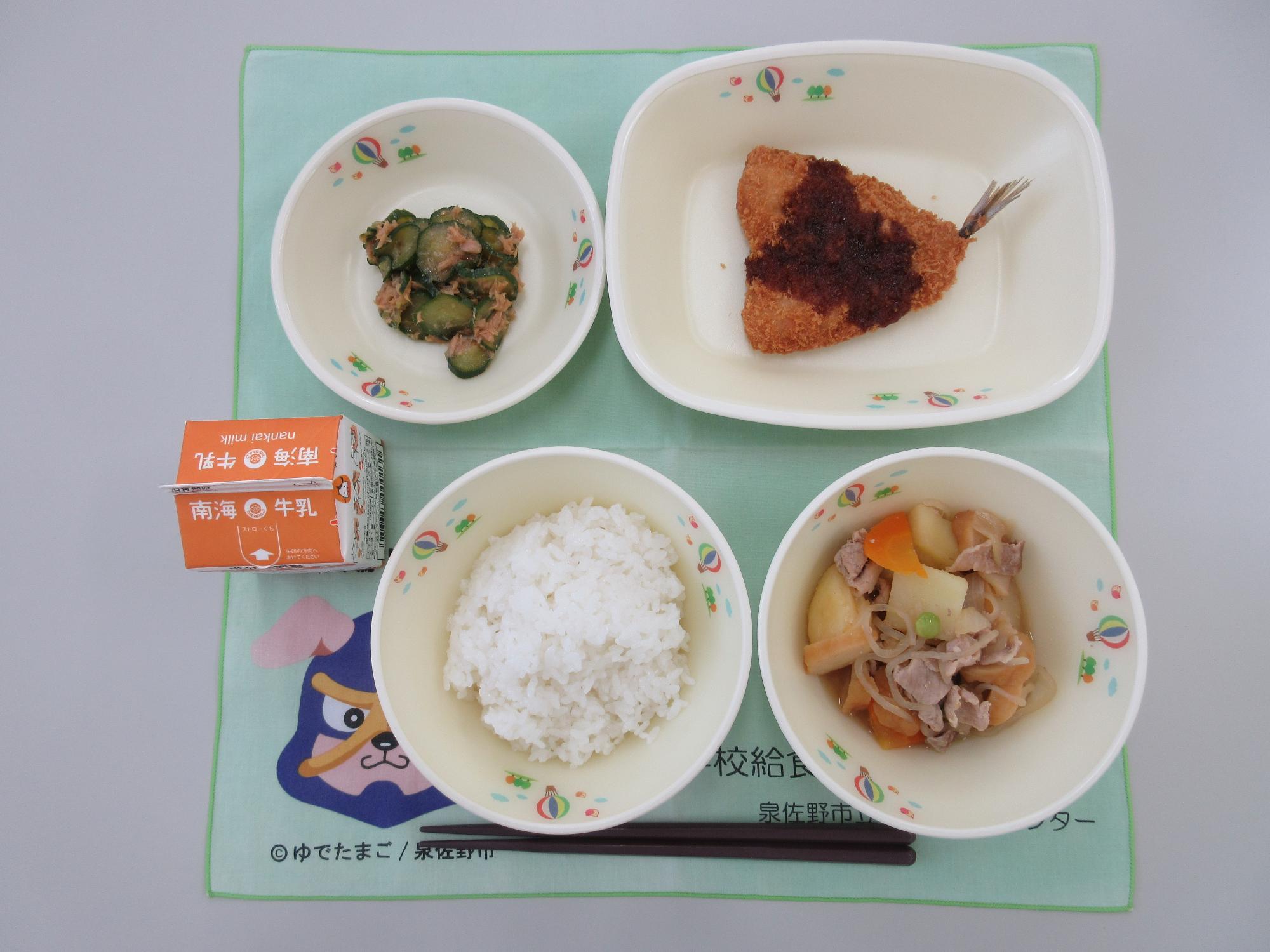 牛乳 ごはん 肉じゃが 開きあじのフライ きゅうりとツナの生姜和え