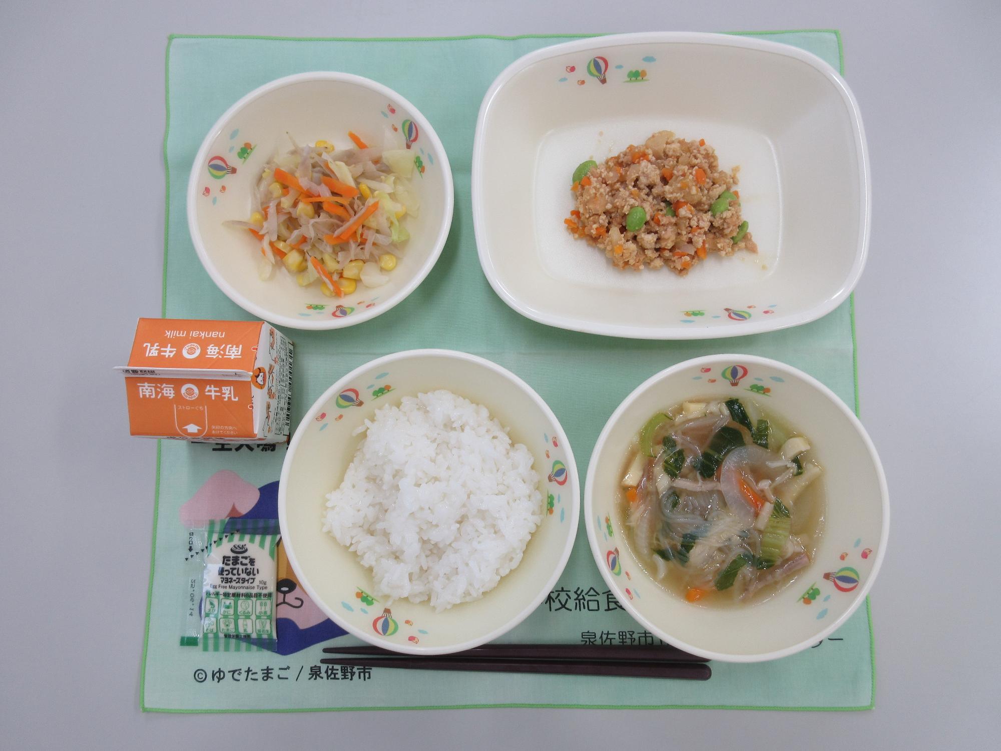 牛乳 肉みそごはん 春雨スープ ごぼうサラダ