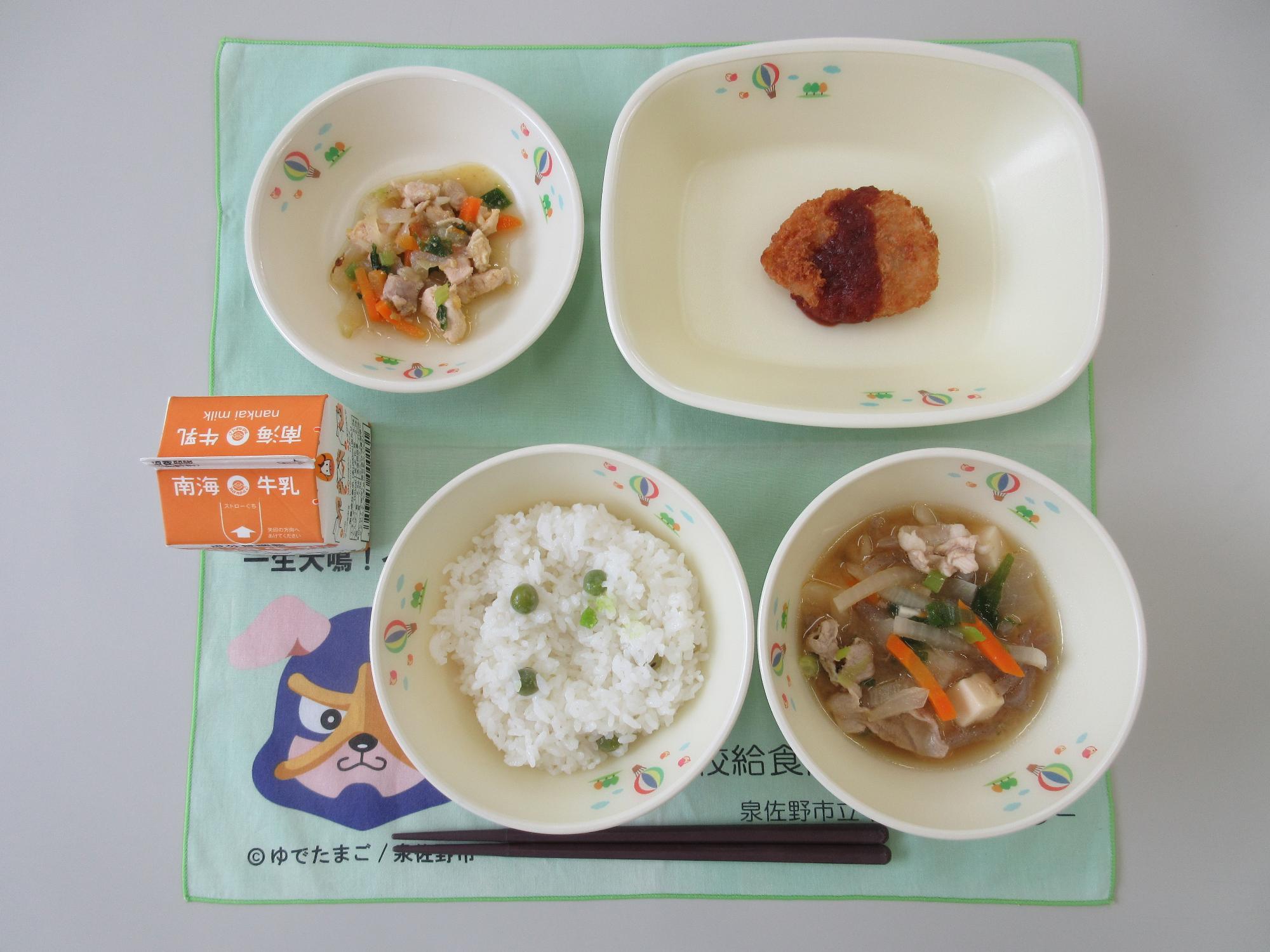 牛乳 豆ごはん 豚汁 れんこんのはさみ揚げ 鶏肉と人参のすりごま炒め