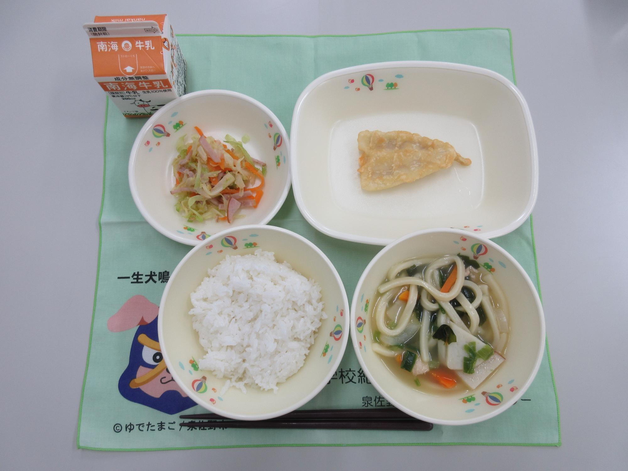 牛乳 ごはん わかめうどん きすの天ぷら キャベツのごま和え