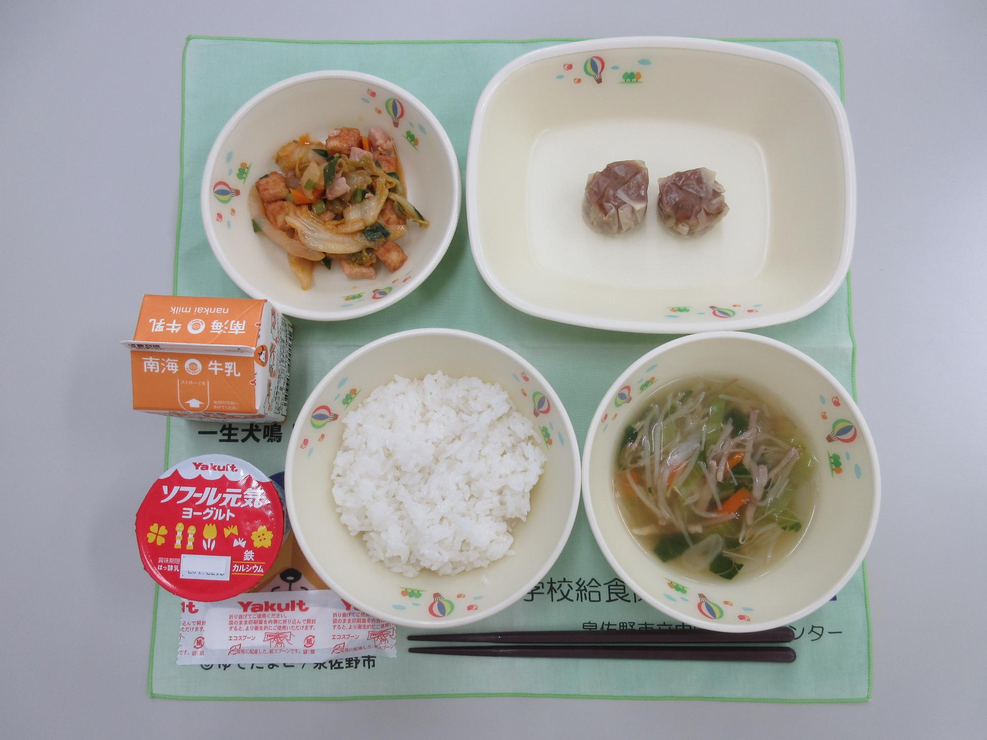 牛乳 ごはん 中華スープ 肉しゅうまい 厚揚げとキムチの炒め物 ヨーグルト