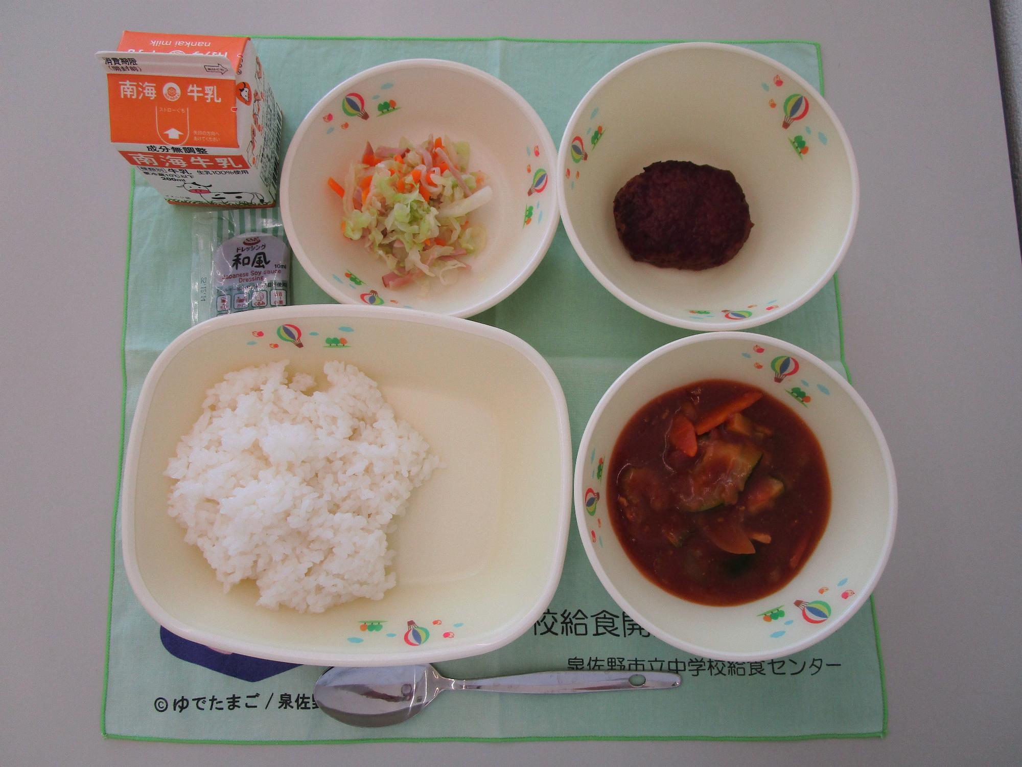 牛乳 夏野菜のカレーライス ハンバーグのケチャップソースかけ コールスローサラダ
