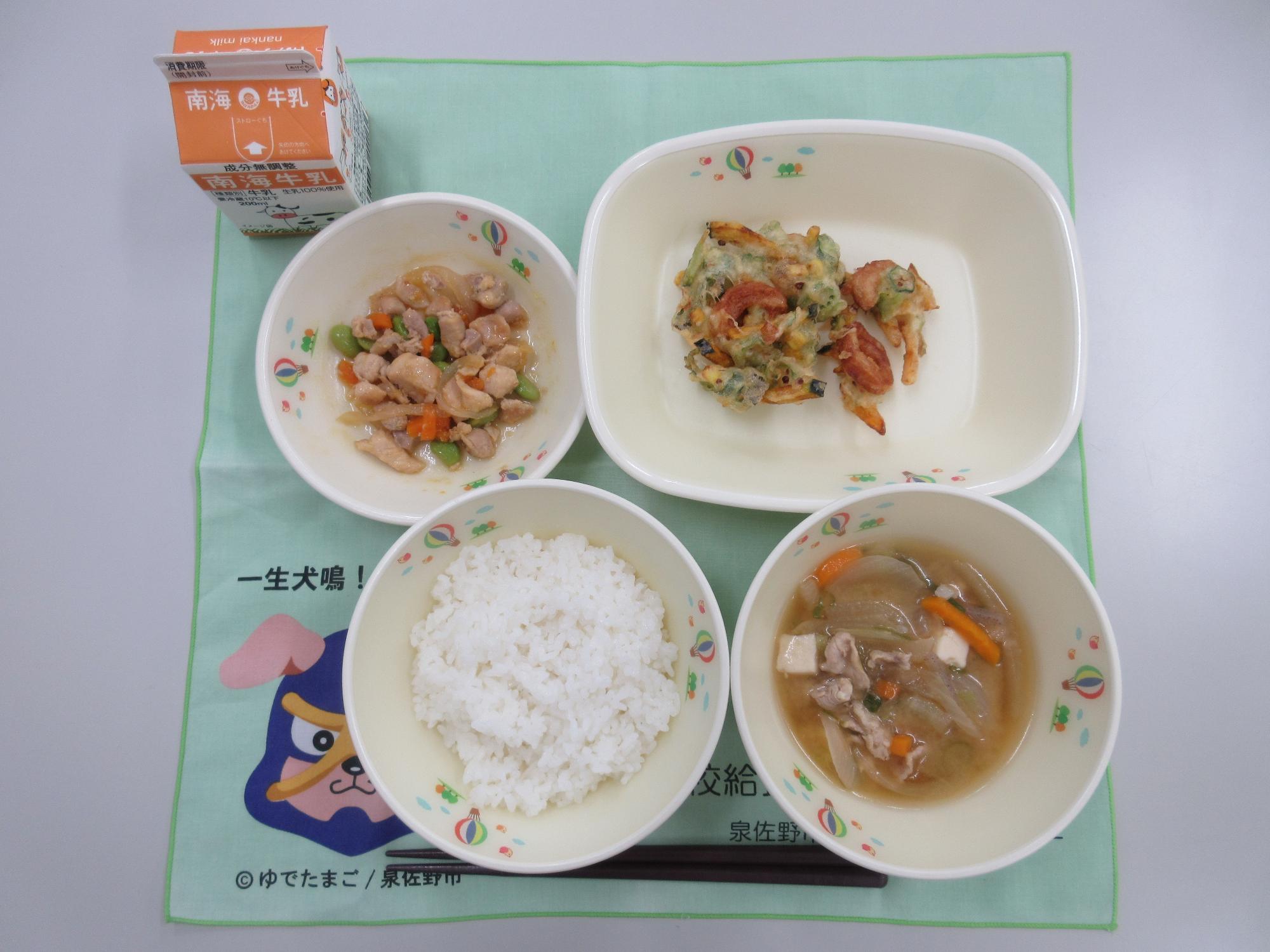 牛乳 ごはん 豚汁 夏野菜のかき揚げ 鶏肉のさっぱり煮