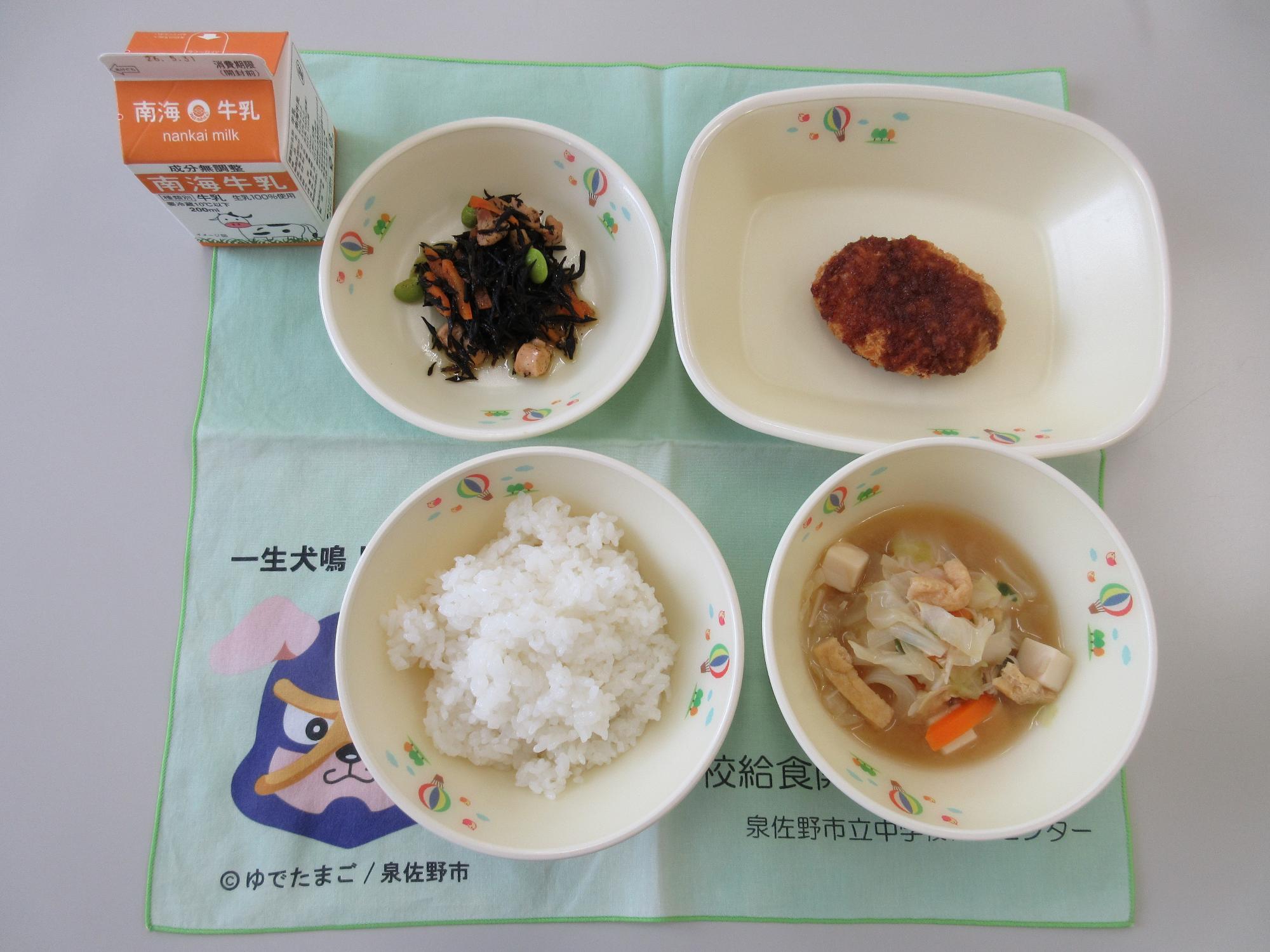 5月26日 牛乳 ごはん 黄玉ねぎのみそ汁 かつおミンチカツ 鶏肉とひじきの佃煮