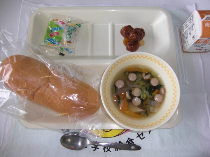 牛乳 パン ミートボールの甘酢あんかけ ウインナーと小松菜のスープ かしわもち