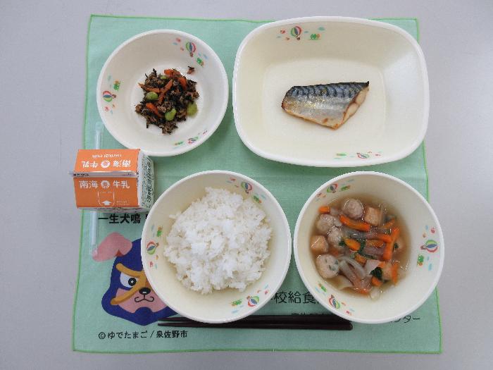 牛乳 ごはん 鶏団子の生姜汁 さばのレモンしょうゆかけ ツナとひじきの炒め物