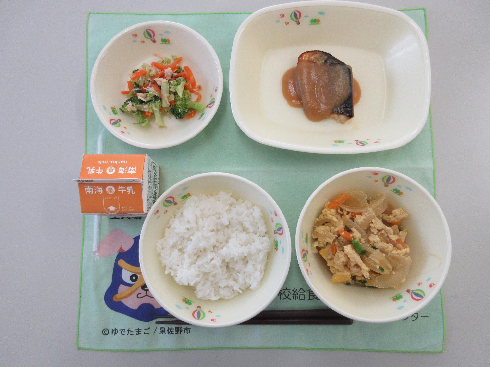 牛乳 あぶ卵丼 さばのゆずみそ焼き ブロッコリーの和え物