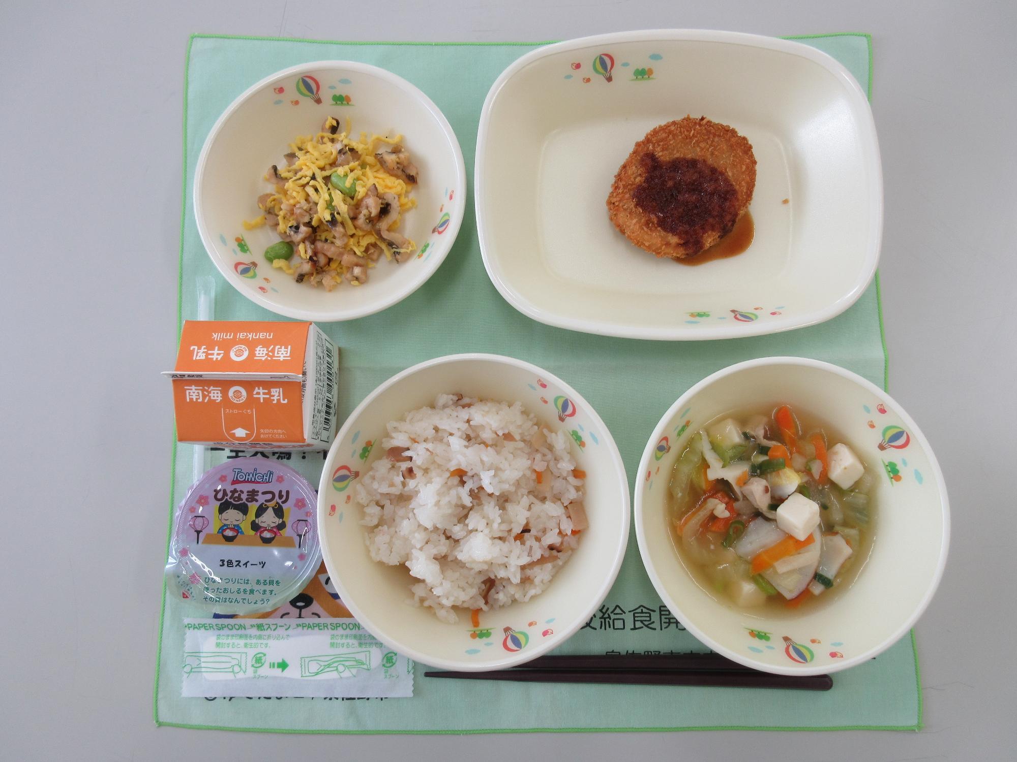 牛乳 卵と穴子のちらし寿司 すまし汁 コロッケ ひな祭りゼリー
