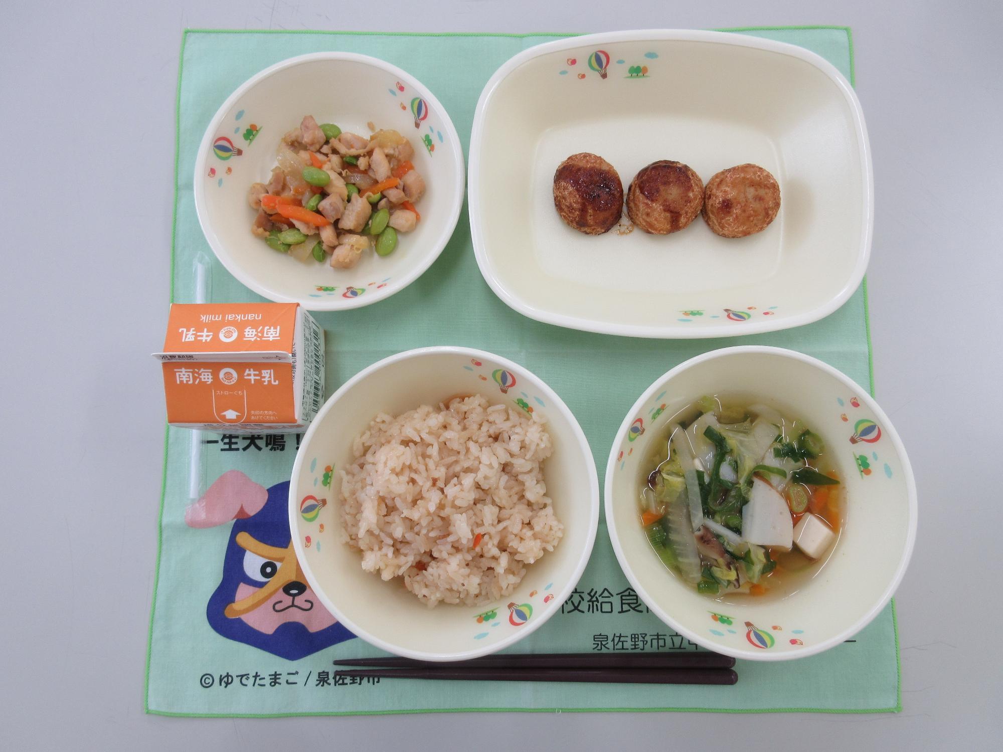 牛乳 五目釜めし すまし汁 たこ焼き 鶏肉のさっぱり煮
