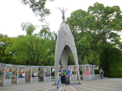 折り鶴を原爆の子の像に捧げたときの写真