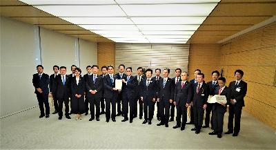 全国青年市長会による首相官邸での岸田内閣総理大臣へ提言書提出