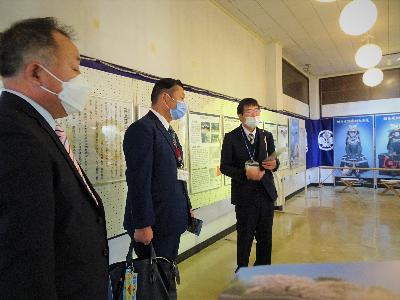 展示の説明を受ける泉佐野市長と教育部長