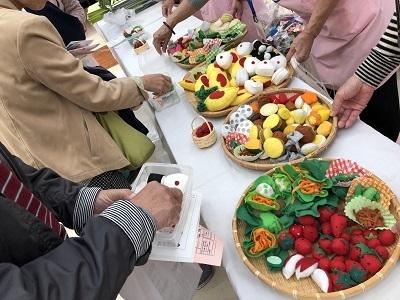 フェルトおかずのお弁当づめの様子