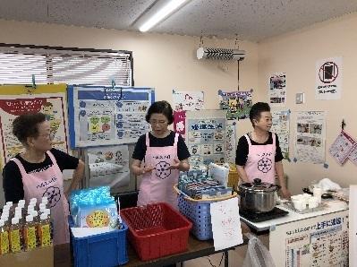 減塩味噌汁試食の様子