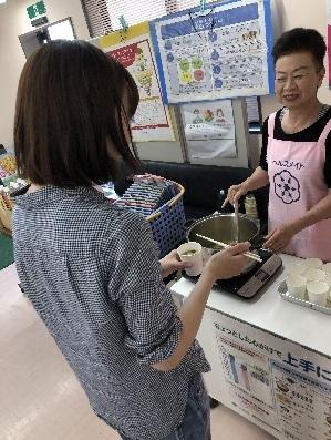 減塩味噌汁試食の様子