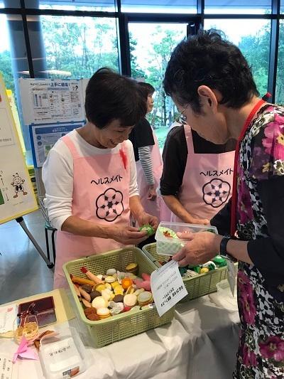 フェルトおかずのお弁当つめの様子