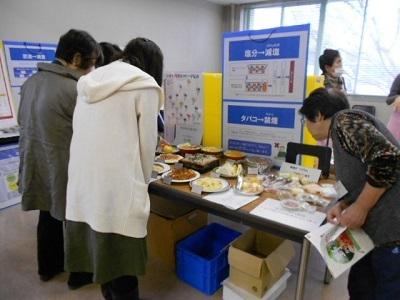 減塩の展示を見ている様子