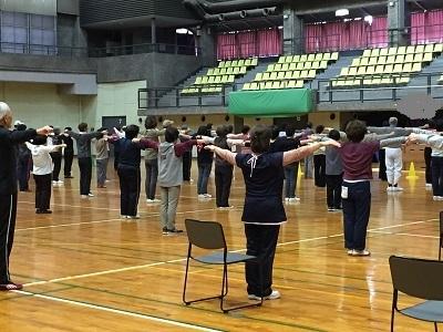 ラジオ体操をしている様子