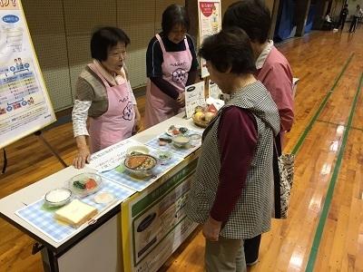 会場で食事について話しています