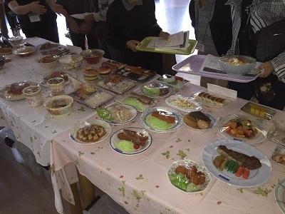 フードモデルで食事を選んでいます